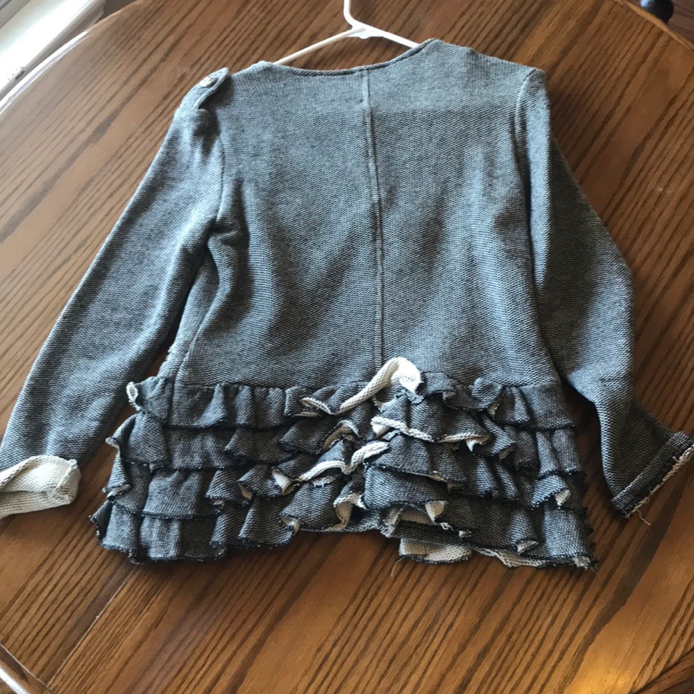 Young Essence Ruffled Coat - Picture 2 of 4